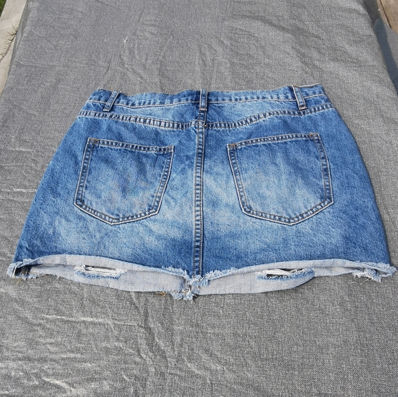 FOREVER 21 distressed blue jean skirt size 30  yellow gold thread - Picture 9 of 9